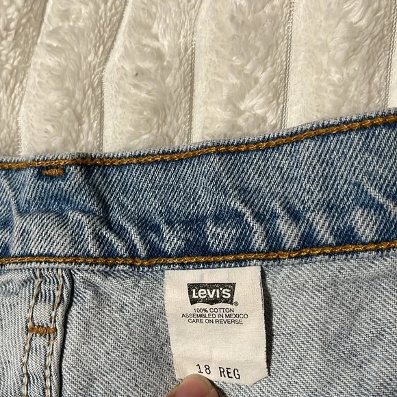 Levis Vintage Short | Size 18 - Picture 6 of 7